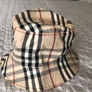 Burberry bucket hat